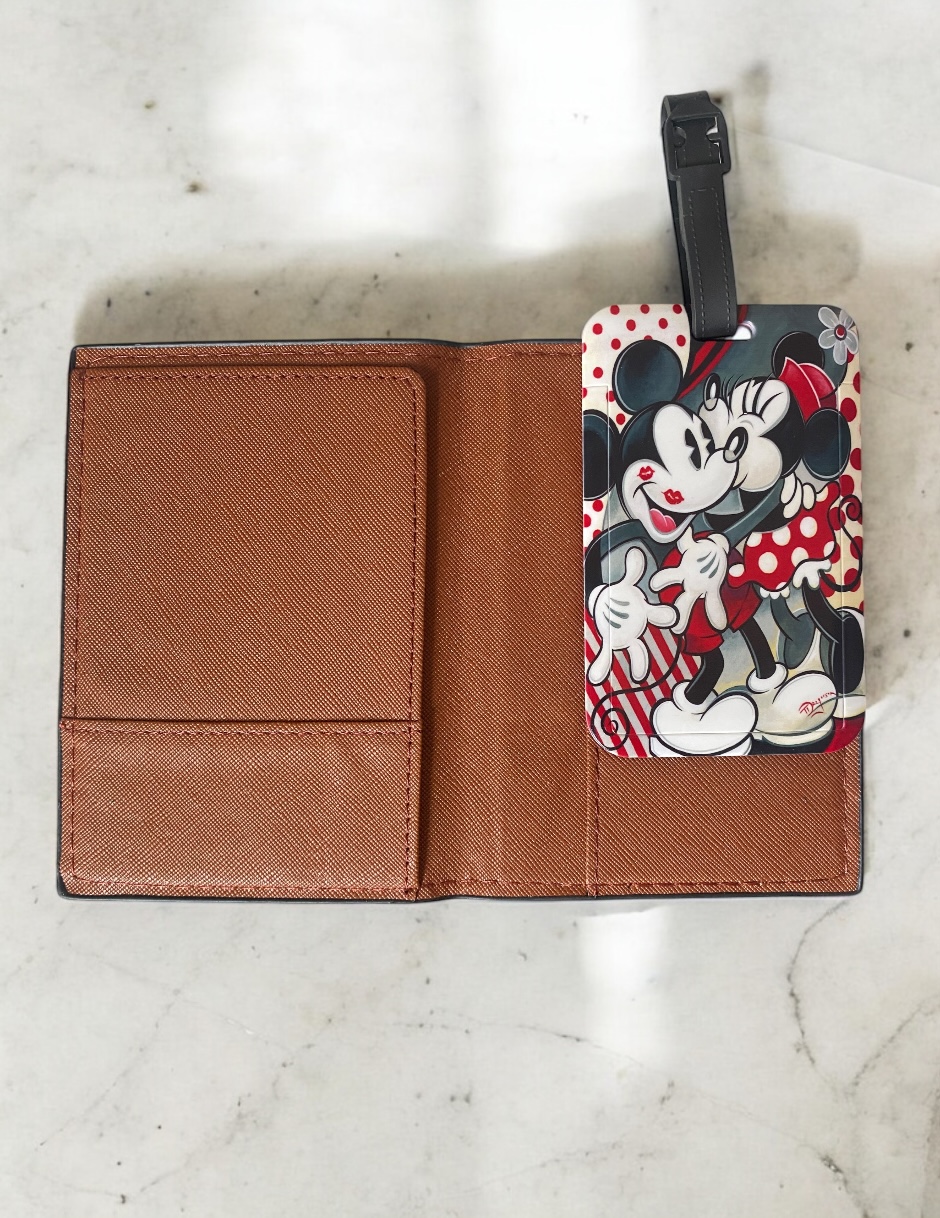 Set de Viaje Portapasaporte + Tag para Maleta - Mickey y Minnie Besos - Imagen 4